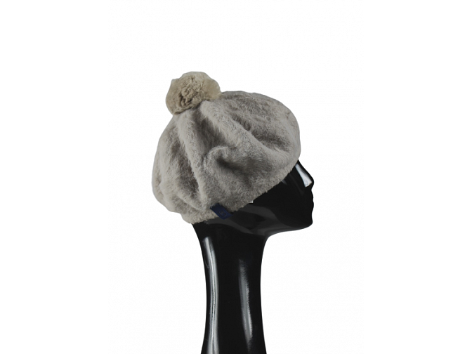 Šilta angoros beretė su natūralaus kailio bumbulu