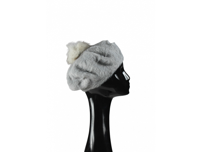 Pilka angoros beretė su lapės kailio bumbulu
