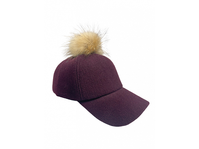 Bordo spalvos kepuraitė su snapeliu ir masyviu natūralaus kailio bumbulu