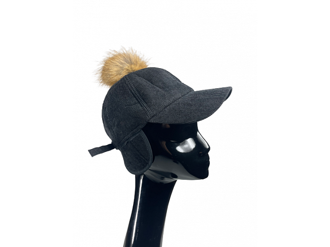 Šilta veliūro kepuraitė su snapeliu ir ištraukiamomis ausytėmis
