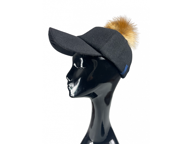 Vilnos kepuraitė su snapeliu ir natūraliu kailiu