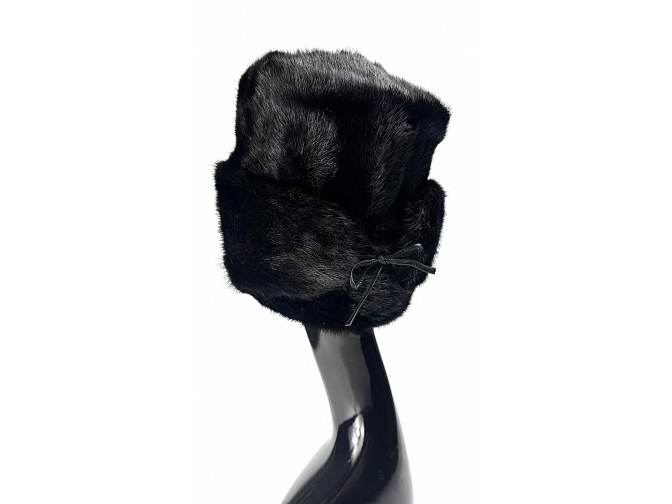 Dažyta juodai audinės kailio vyriška kepurė 