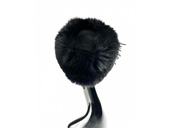 Ovalios formos juoda natūralaus kailio kepurė