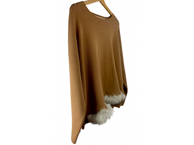 Jaukus ir šiltas vieno dydžio megztinis moterims su natūralaus kailio dekoracija