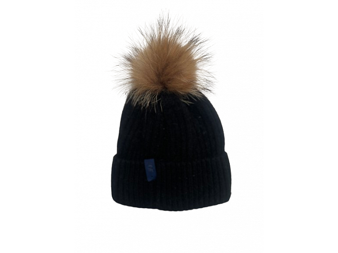 Šilta juodos spalvos žieminė kepuraitė su natūralaus kailio bumbulu