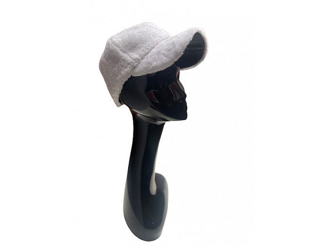 Kepuraitė su snapeliu baltos spalvos iš avikailio kailio