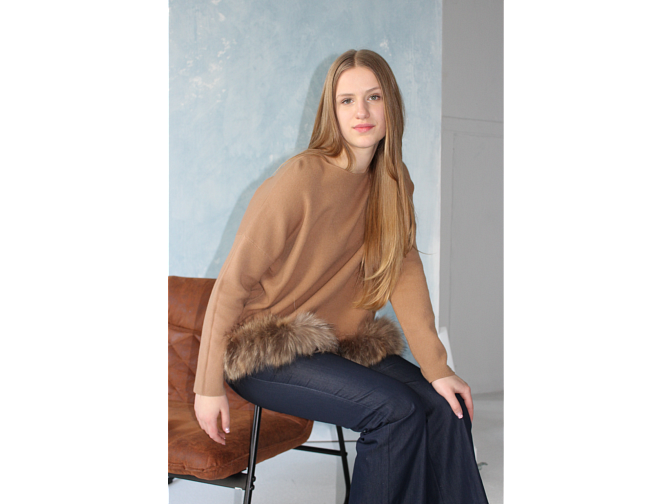 Išskirtinis moteriškas megztinis su natūraliu kailiu